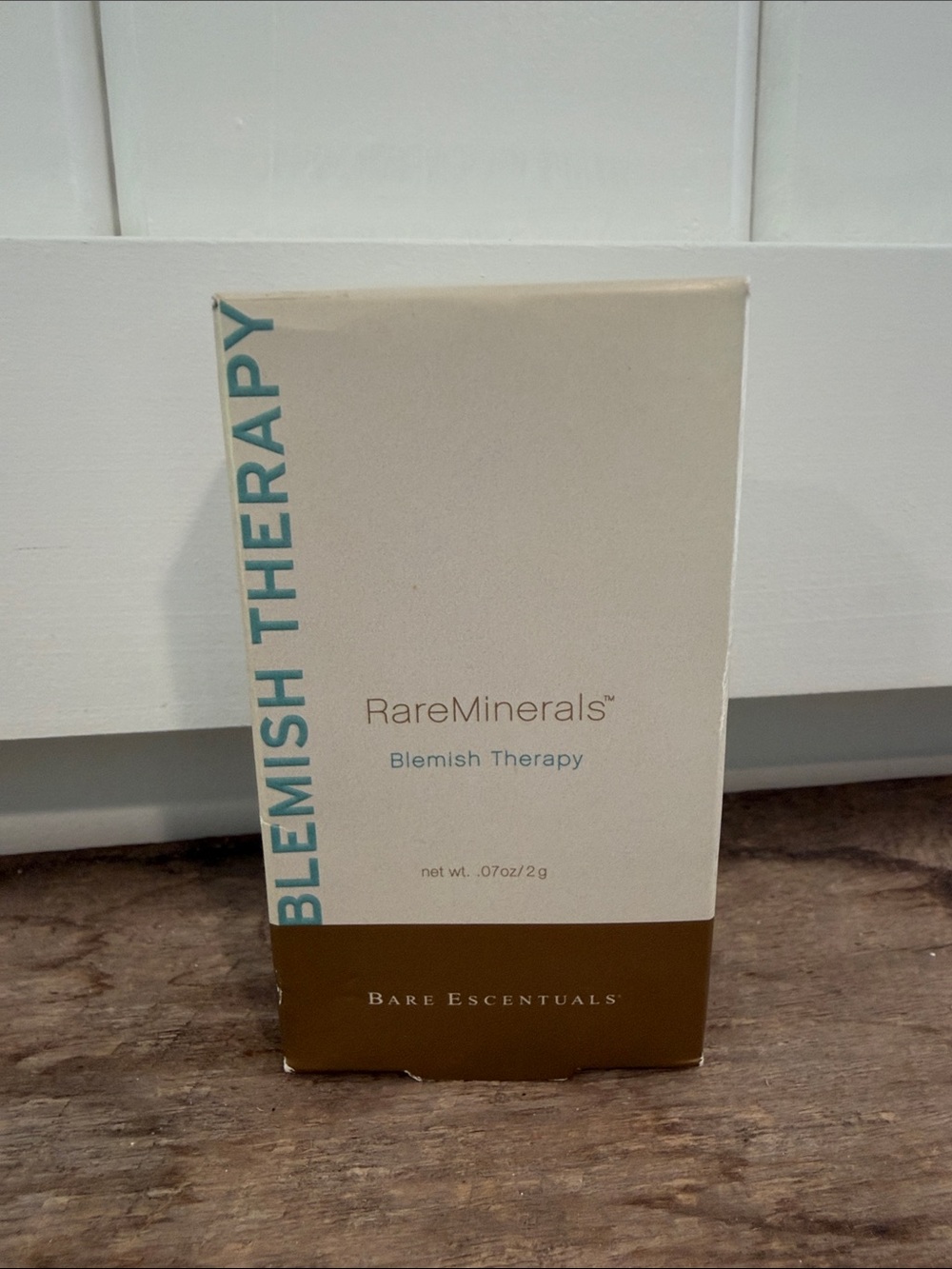 bareMinerals Blemish Therapy Box in White and Gold